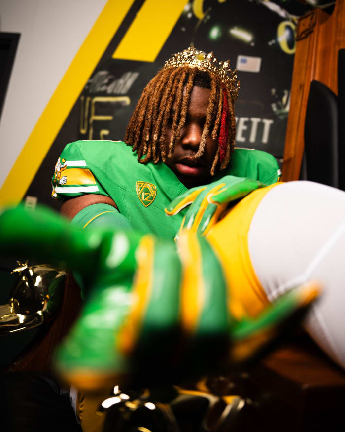 2025 defensive lineman Trajen Odom on a visit to Oregon.